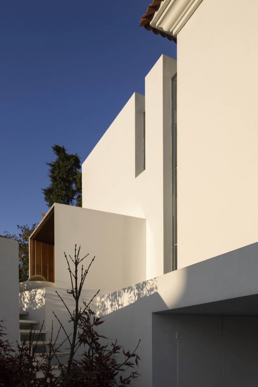 Visioarq Arquitectos Design a Luminous Contemporary Home in Coimbra, Portugal (18)