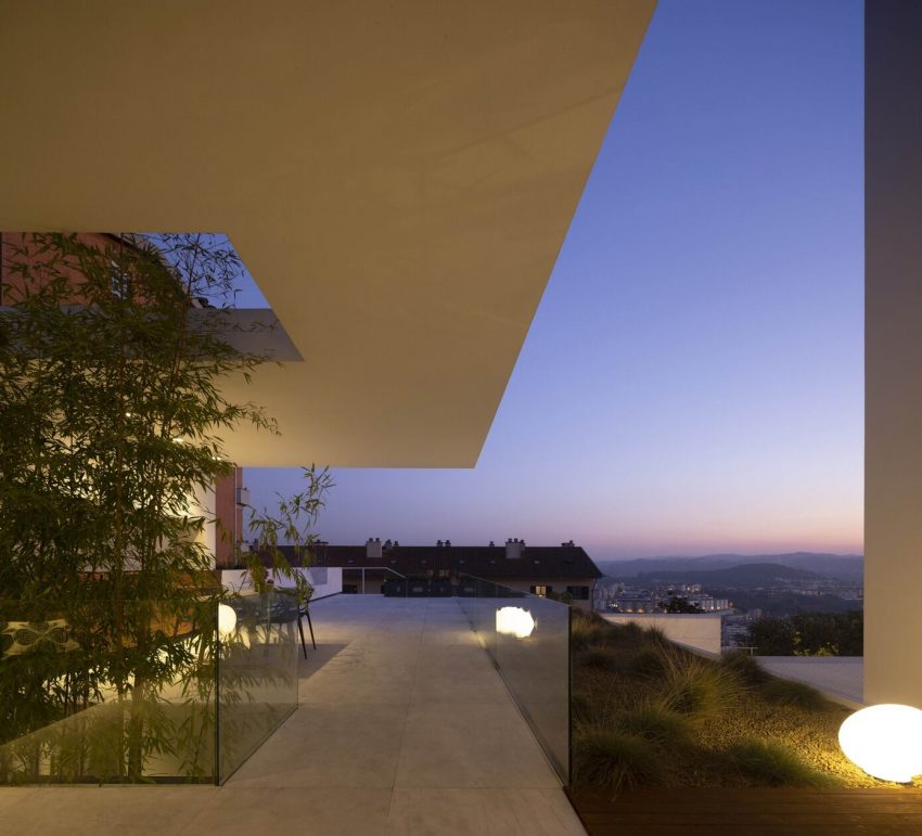 Visioarq Arquitectos Design a Luminous Contemporary Home in Coimbra, Portugal (22)